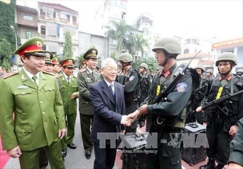 Генсек ЦК КПВ Нгуен Фу Чонг посетил командование мобильной полиции  - ảnh 1